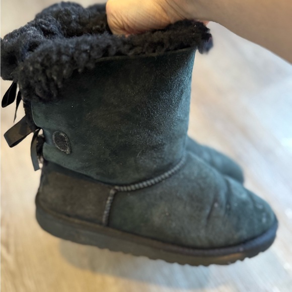 extremely worn black short bow tie Uggs size 4 - Picture 2 of 6